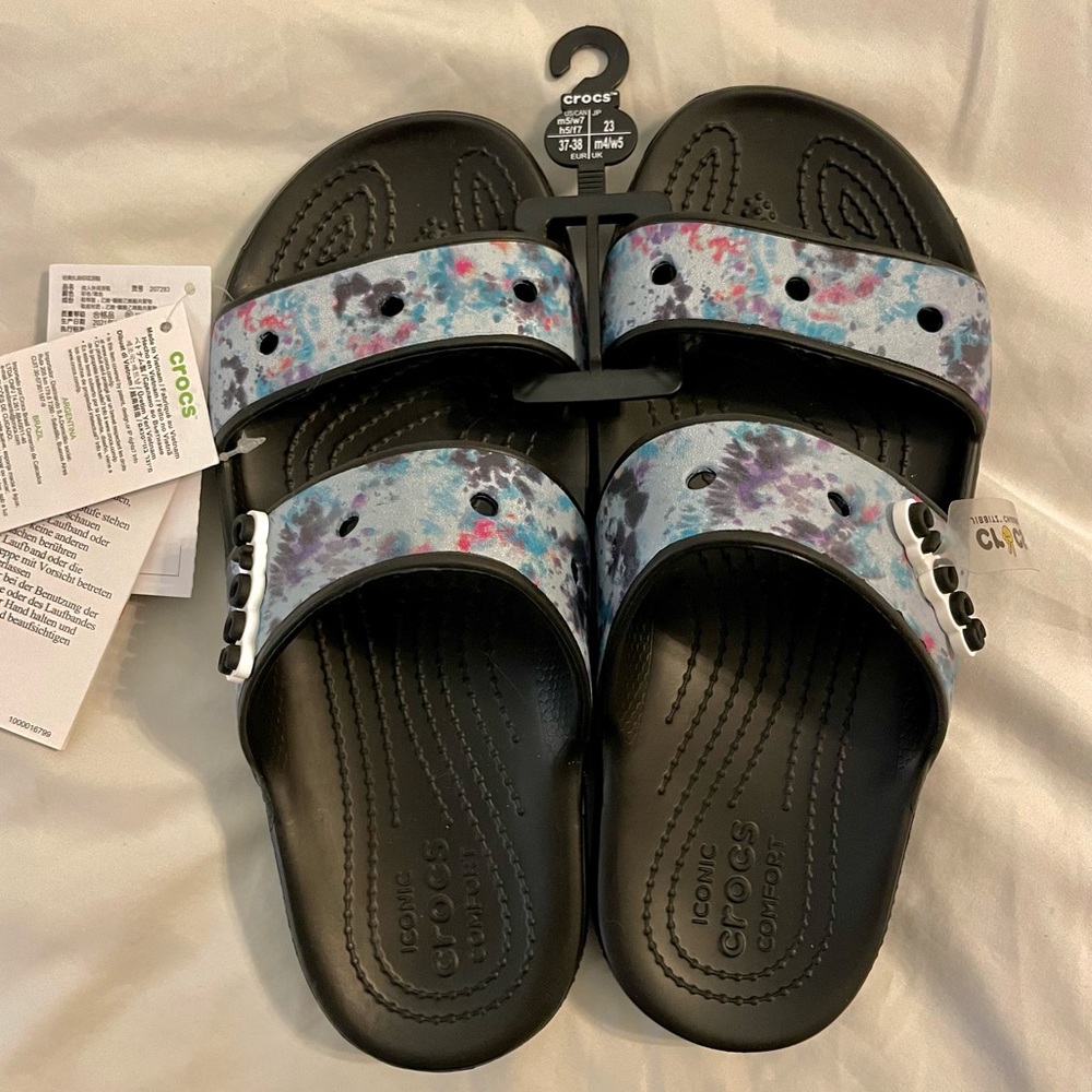 CLASSIC CROCS TIE-DYE GRAPHIC SANDAL